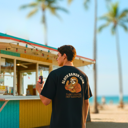 T-shirt oversize Sloth Ramen Club noir porté en situation