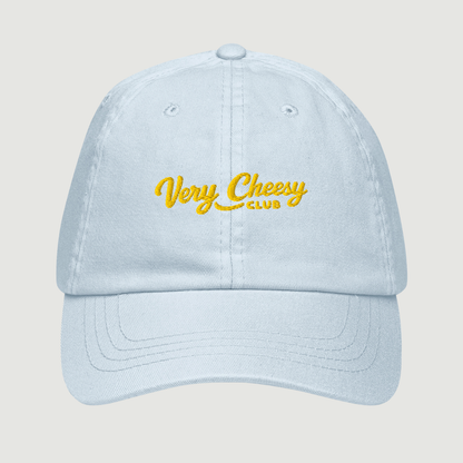 Casquette Very Cheesy Club bleu pastel portée en situation